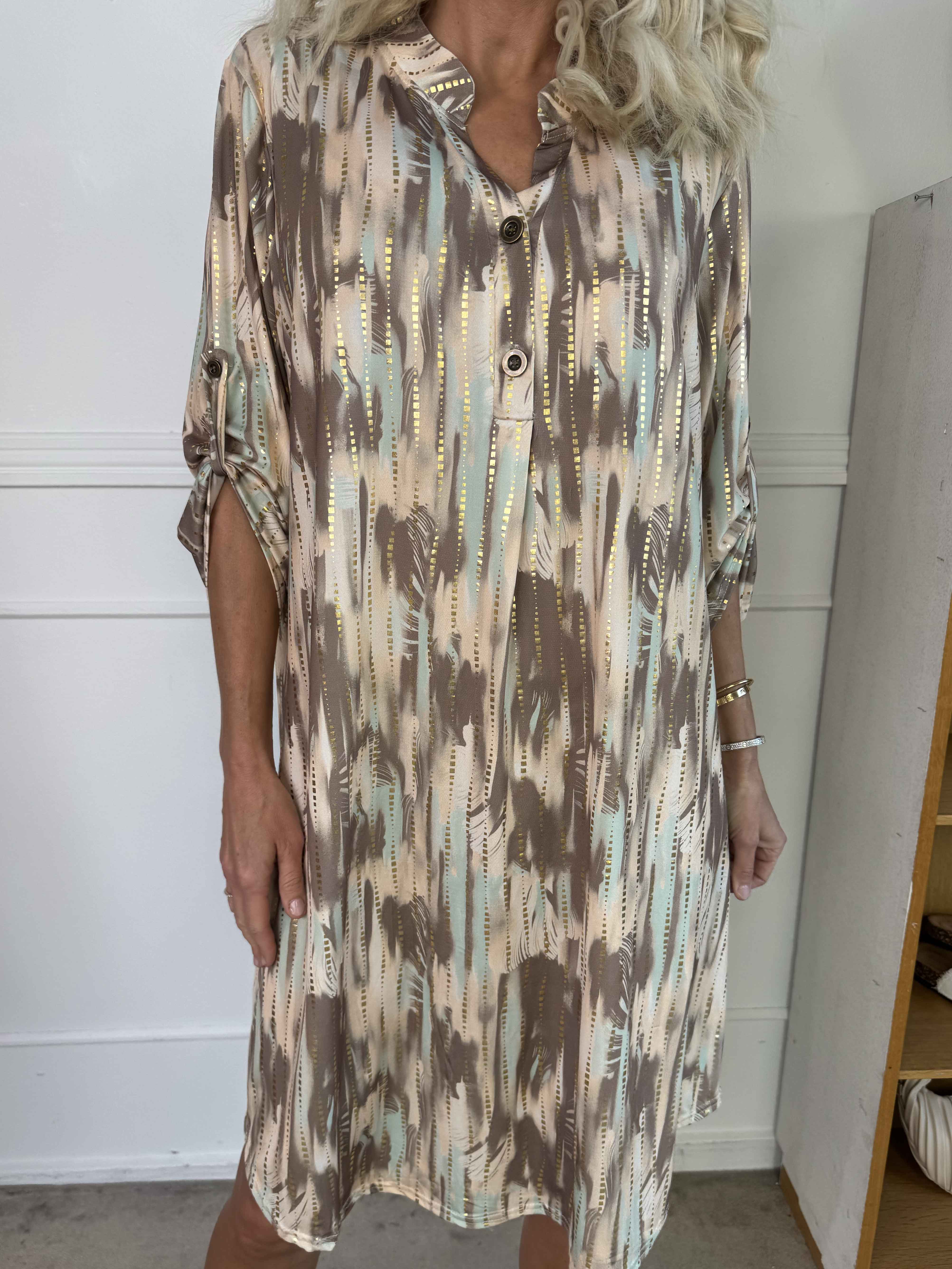 Ebba Pattern Long - Elastisk mønstret kjole med guld detaljer